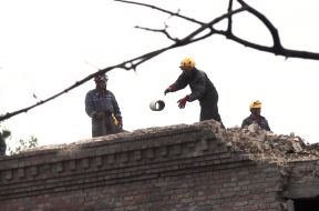 Аварийно-спасательные работы на месте российского обстрела