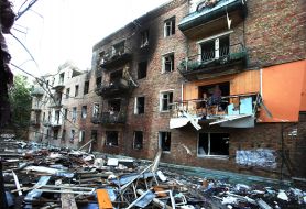 Разрушенный в результате обстрела жилой дом