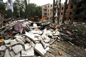 Разрушенный в результате обстрела жилой дом