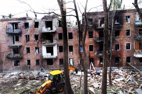 Разрушенный в результате обстрела жилой дом