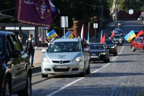 Participants of a motorcade in memory of the fallen servicemen of the Airborne Assault Forces of the Armed Forces of Ukraine on the street in Lviv
