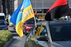 Participants of a motorcade in memory of the fallen servicemen of the Airborne Assault Forces of the Armed Forces of Ukraine on the street in Lviv
