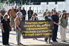 People honor the memory of fallen servicemen of the Airborne Assault Troops of the Armed Forces of Ukraine on a street in Lviv