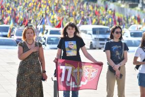 People honor the memory of fallen servicemen of the Airborne Assault Troops of the Armed Forces of Ukraine on a street in Lviv