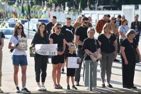 People honor the memory of fallen servicemen of the Airborne Assault Troops of the Armed Forces of Ukraine on a street in Lviv