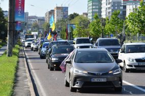 Participants of a motorcade in memory of the fallen servicemen of the Airborne Assault Forces of the Armed Forces of Ukraine on the street in Lviv
