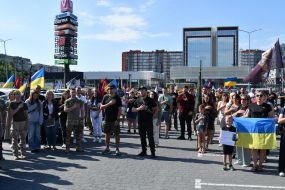 People honor the memory of fallen servicemen of the Airborne Assault Troops of the Armed Forces of Ukraine on a street in Lviv