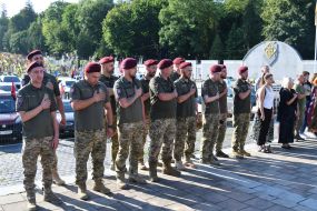 Military honor the memory of fallen servicemen of the Airborne Assault Troops of the Armed Forces of Ukraine on a street in Lviv