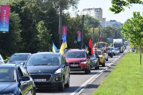 Participants of a motorcade in memory of the fallen servicemen of the Airborne Assault Forces of the Armed Forces of Ukraine on the street in Lviv