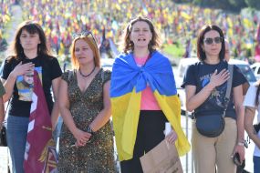 People honor the memory of fallen servicemen of the Airborne Assault Troops of the Armed Forces of Ukraine on a street in Lviv