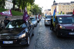 Participants of a motorcade in memory of the fallen servicemen of the Airborne Assault Forces of the Armed Forces of Ukraine on the street in Lviv