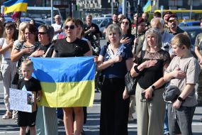 People honor the memory of fallen servicemen of the Airborne Assault Troops of the Armed Forces of Ukraine on a street in Lviv