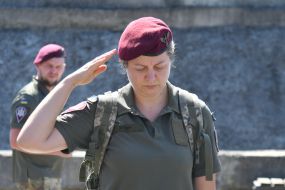 Военнослужащая чтит могилы погибших десантников 80-й Галицкой бригады на Лычаковском кладбище во Львове