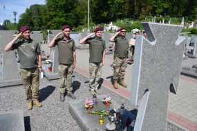 Военные возложили цветы и зажгли лампадки на могилах погибших десантников 80-й Галицкой бригады на Лычаковском кладбище