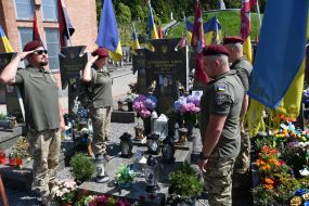 Военные возложили цветы и зажгли лампадки на могилах погибших десантников 80-й Галицкой бригады на Лычаковском кладбище