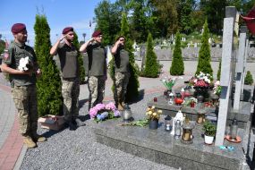 Военные возложили цветы и зажгли лампадки на могилах погибших десантников 80-й Галицкой бригады на Лычаковском кладбище