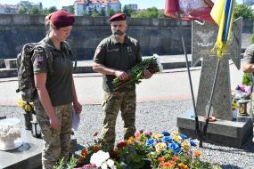 Военные возложили цветы и зажгли лампадки на могилах погибших десантников 80-й Галицкой бригады на Лычаковском кладбище