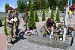 Военные возложили цветы и зажгли лампадки на могилах погибших десантников 80-й Галицкой бригады на Лычаковском кладбище