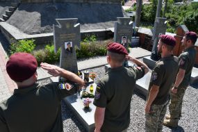 Военные возложили цветы и зажгли лампадки на могилах погибших десантников 80-й Галицкой бригады на Лычаковском кладбище