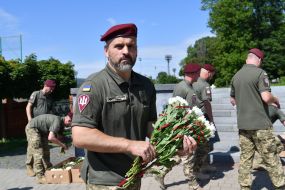 Военные возложили цветы и зажгли лампадки на могилах погибших десантников 80-й Галицкой бригады на Лычаковском кладбище