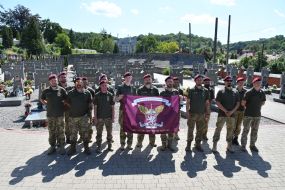 Военнослужащие держат флаг Десантно-штурмовых войск Вооруженных Сил Украины на Лычаковском кладбище во Львове
