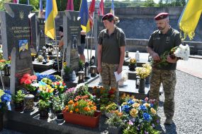 Военные возложили цветы и зажгли лампадки на могилах погибших десантников 80-й Галицкой бригады на Лычаковском кладбище