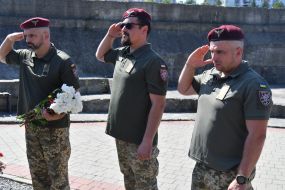 Военные возложили цветы и зажгли лампадки на могилах погибших десантников 80-й Галицкой бригады на Лычаковском кладбище