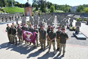 Военнослужащие держат флаг Десантно-штурмовых войск Вооруженных Сил Украины на Лычаковском кладбище во Львове
