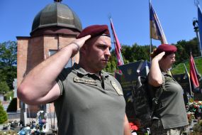 Военные возложили цветы и зажгли лампадки на могилах погибших десантников 80-й Галицкой бригады на Лычаковском кладбище