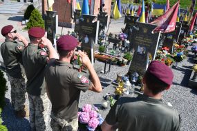 Военные возложили цветы и зажгли лампадки на могилах погибших десантников 80-й Галицкой бригады на Лычаковском кладбище