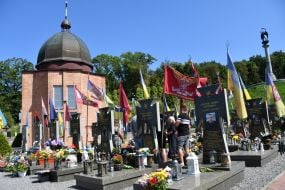 Могилы погибших десантников 80-й Галицкой бригады на Лычаковском кладбище во Львове