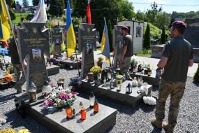 Военные возложили цветы и зажгли лампадки на могилах погибших десантников 80-й Галицкой бригады на Лычаковском кладбище