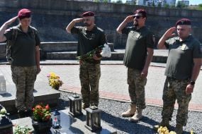 Военные возложили цветы и зажгли лампадки на могилах погибших десантников 80-й Галицкой бригады на Лычаковском кладбище