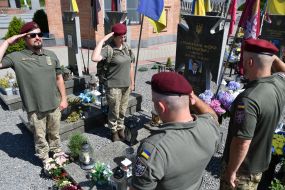 Военные возложили цветы и зажгли лампадки на могилах погибших десантников 80-й Галицкой бригады на Лычаковском кладбище