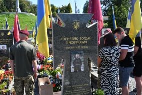 Военные возложили цветы и зажгли лампадки на могилах погибших десантников 80-й Галицкой бригады на Лычаковском кладбище