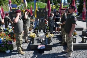 Военные возложили цветы и зажгли лампадки на могилах погибших десантников 80-й Галицкой бригады на Лычаковском кладбище