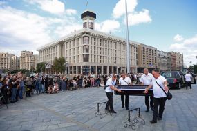 Flowers with yellow and blue ribbon