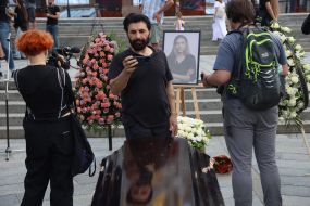 Flowers with yellow and blue ribbon