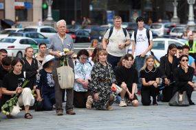 Flowers with yellow and blue ribbon