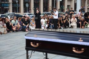 Flowers with yellow and blue ribbon