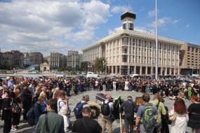 Flowers with yellow and blue ribbon