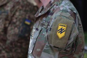 Шеврон полку "Азов" на формі військовослужбовця