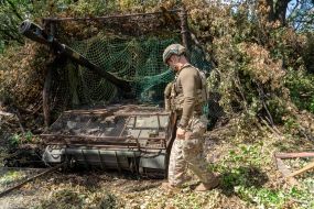 Artillerymen prepare a 2S3 Akatsiya howitzer for firing
