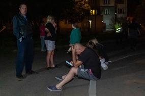 Люди возле дома, в который попал российский дрон