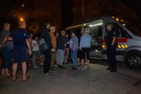 Медики оказывают пострадавшим помощь
