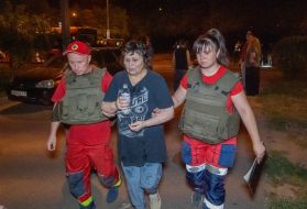 Медики оказывают пострадавшим помощь
