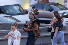 Мужчина в образе индейца