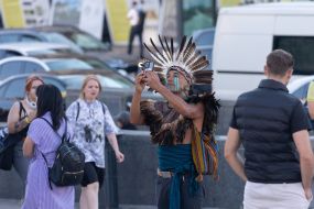 Мужчина делает селфи