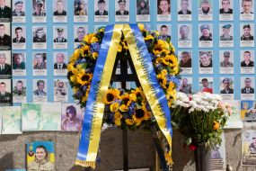 Цветы возле Стены памяти на Михайловской площади