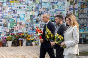 Mark Carney, Volodymyr Zelenskyy and Olena Zelenska honored the memory of fallen Ukrainian soldiers